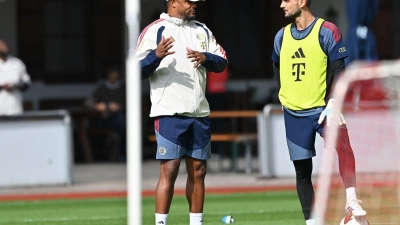 Der Kader von Trainer Kompany (l) wird größer.  (Foto: Peter Kneffel/dpa)