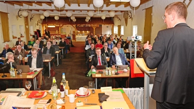 Sichtbarkeit in der Fläche wollte der Kreistag damit zeigen, dass die Haushaltsverabschiedung in diesem Jahr im Saal der Gaststätte im Ehinger Ortsteil Lentersheim stattfand. (Foto: Jim Albright)