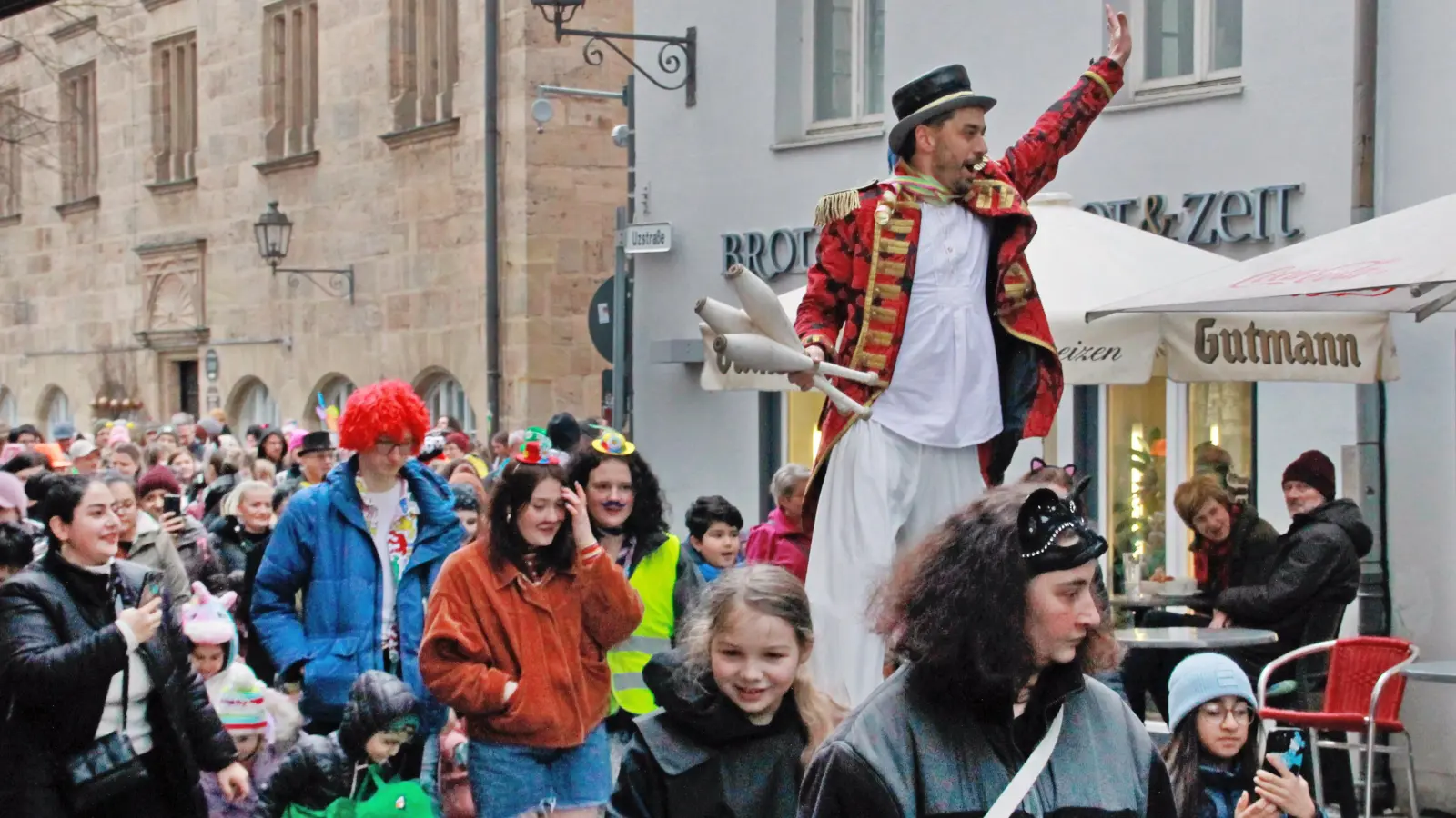 Stefan Eichbauer auf den Stelzen war einer der Stars des Faschingsumzuges, der sich gestern durch die Altstadt zum Onoldiasaal schlängelte. (Foto: Alina Boger)