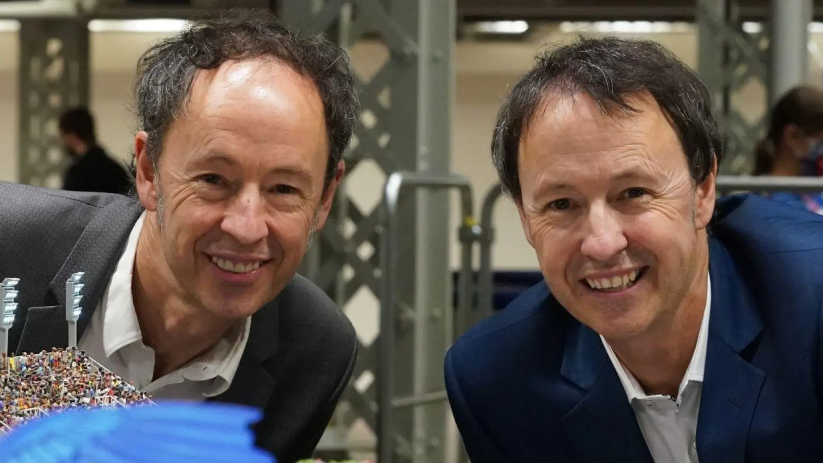 Gerrit Braun (l) und Frederik Braun haben das Miniatur-Wunderland gegründet. (Foto: Marcus Brandt/dpa)