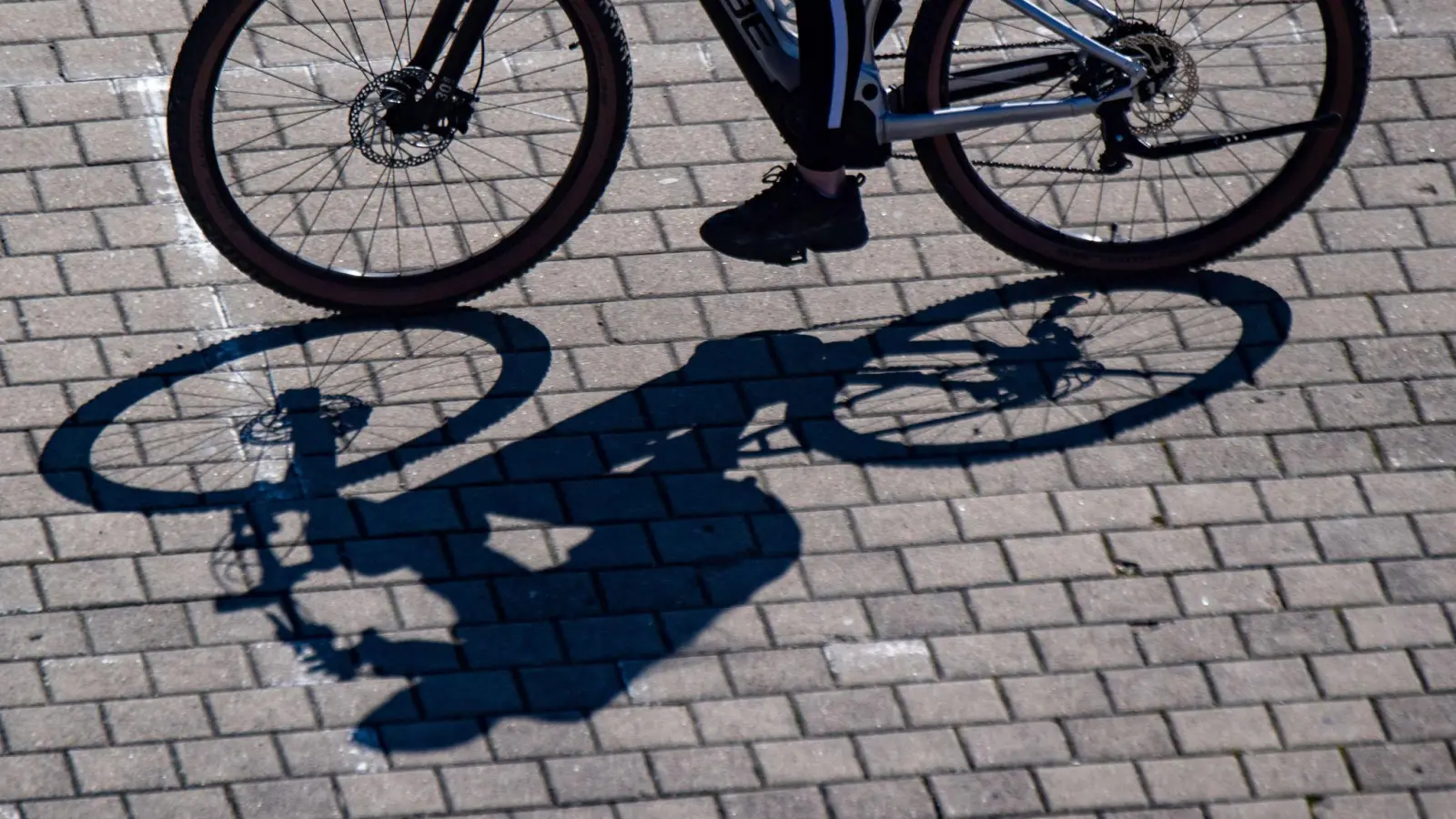 Ein schwerer Unfall mit einem Radfahrer ereignete sich am Freitagnachmittag in Neustadt/Aisch. (Foto: Stefan Sauer/dpa/Symbolbild)