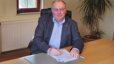 Karl Fickel in seinem Amtszimmer im Rathaus der Gemeinde Gerolfingen, das sich im Ortsteil Aufkirchen befindet. Drei Amtsperioden leitete der ehrenamtliche Bürgermeister dort die Geschicke der Kommune. (Foto: Gerda Fickel)