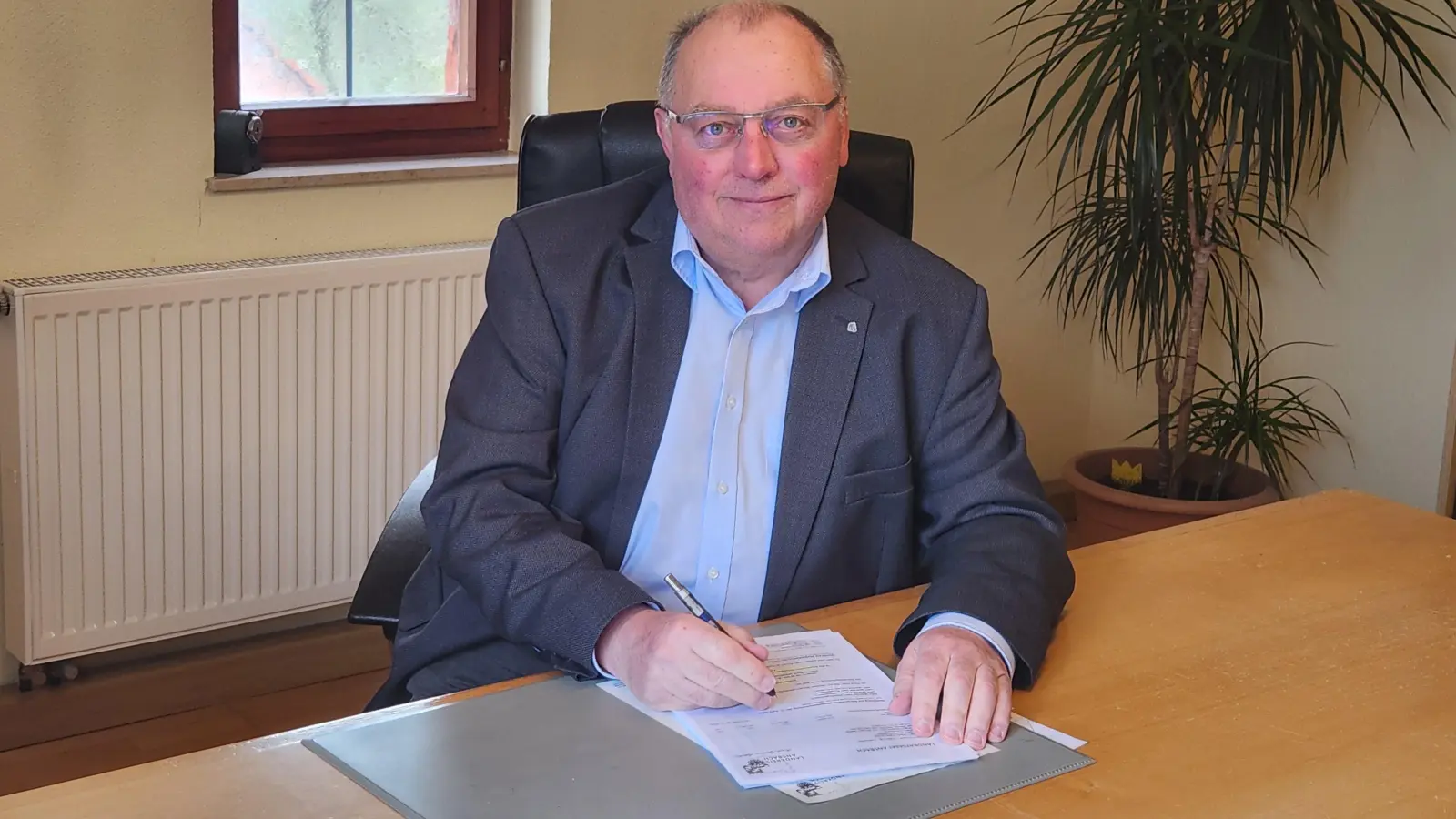 Karl Fickel in seinem Amtszimmer im Rathaus der Gemeinde Gerolfingen, das sich im Ortsteil Aufkirchen befindet. Drei Amtsperioden leitete der ehrenamtliche Bürgermeister dort die Geschicke der Kommune. (Foto: Gerda Fickel)