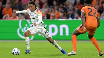 Jamal Musiala (l) glänzte zuletzt auch wieder in den Länderspielen, hier beim 2:2 gegen die Niederlande. (Foto: Federico Gambarini/dpa)