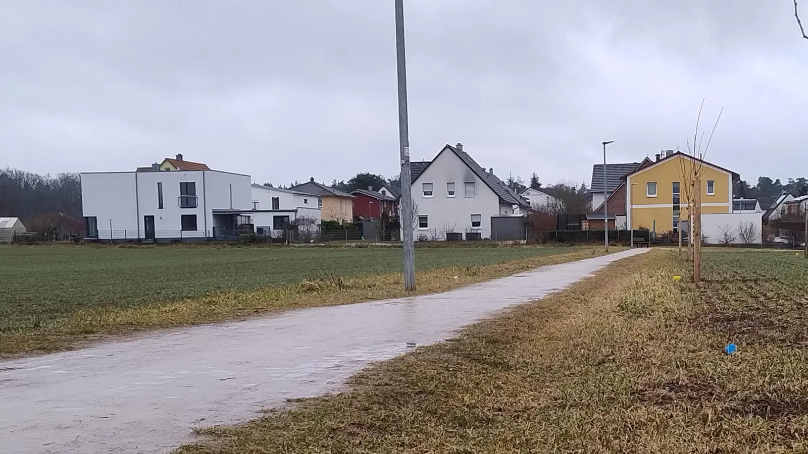 Heute verlängert ein Fußweg die Herbststraße bis zur Siedlung „Sonnenfeld“. Mit der Erweiterung wird der Weg durch die jüngst angelegte Streuobstwiese geführt. (Foto: Eckard Dürr)