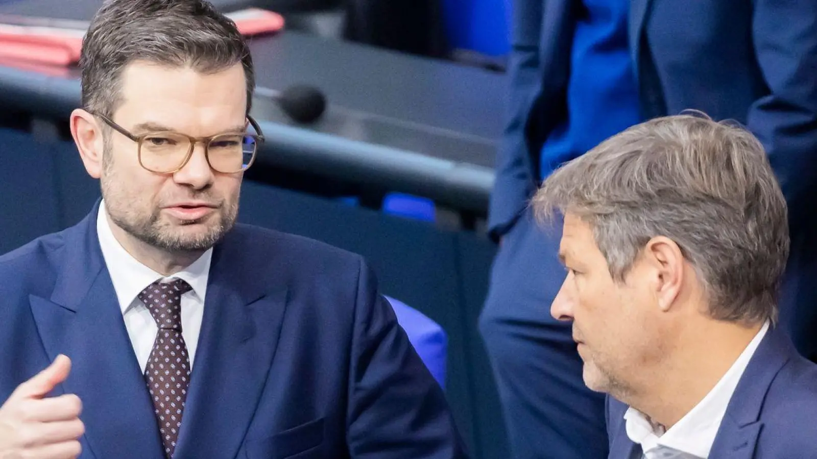 Die Bürokratie soll abgebaut werden: Marco Buschmann macht Druck bei Robert Habeck. (Foto: Christoph Soeder/dpa)