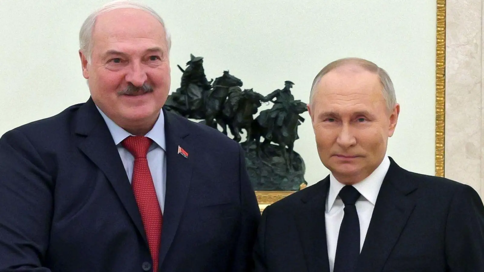 „Leider haben wir eine Reihe von Schlägen gegen unsere Energieobjekte beobachtet in letzter Zeit und waren gezwungen, darauf zu antworten“, sagte Wladimir Putin bei einem Treffen mit dem Machthaber von Belarus, Alexander Lukaschenko. (Foto: Gavriil Grigorov/Pool Sputnik Kremlin/AP/dpa)