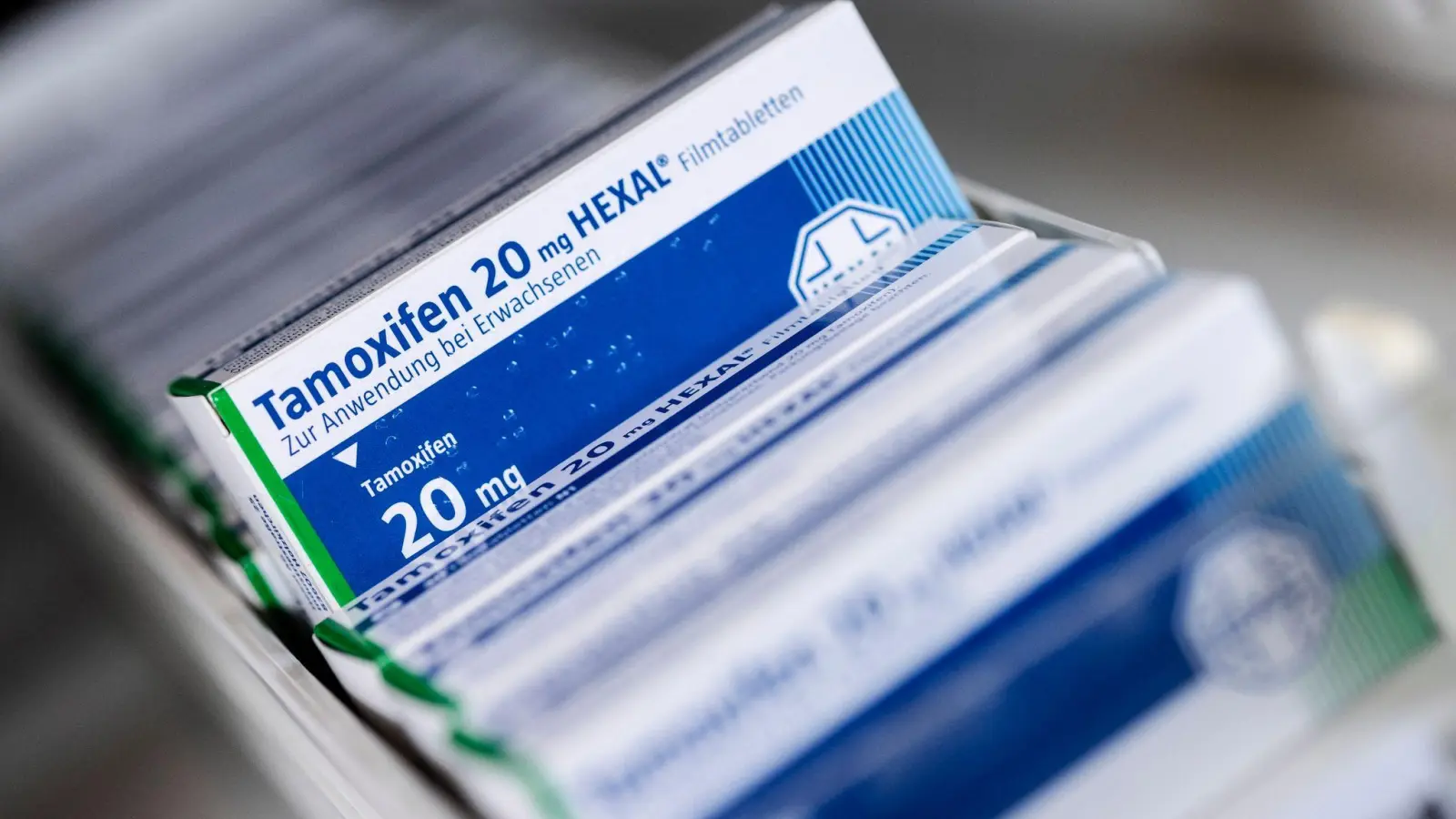 Das Medikament Tamoxifen soll nach einer Erkrankung an Brustkrebs einen Rückfall verhindern. Die Tabletten werden bis zu zehn Jahre lang nach der Therapie eingenommen. (Foto: Hannibal Hanschke/dpa)