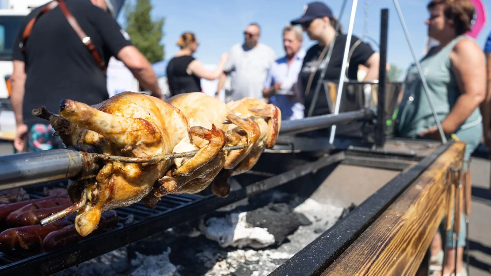 Geflügel dreht sich auf einem Grill während der 25. Deutsche Grill- und BBQ-Meisterschaft. (Foto: Hannes P. Albert/dpa)