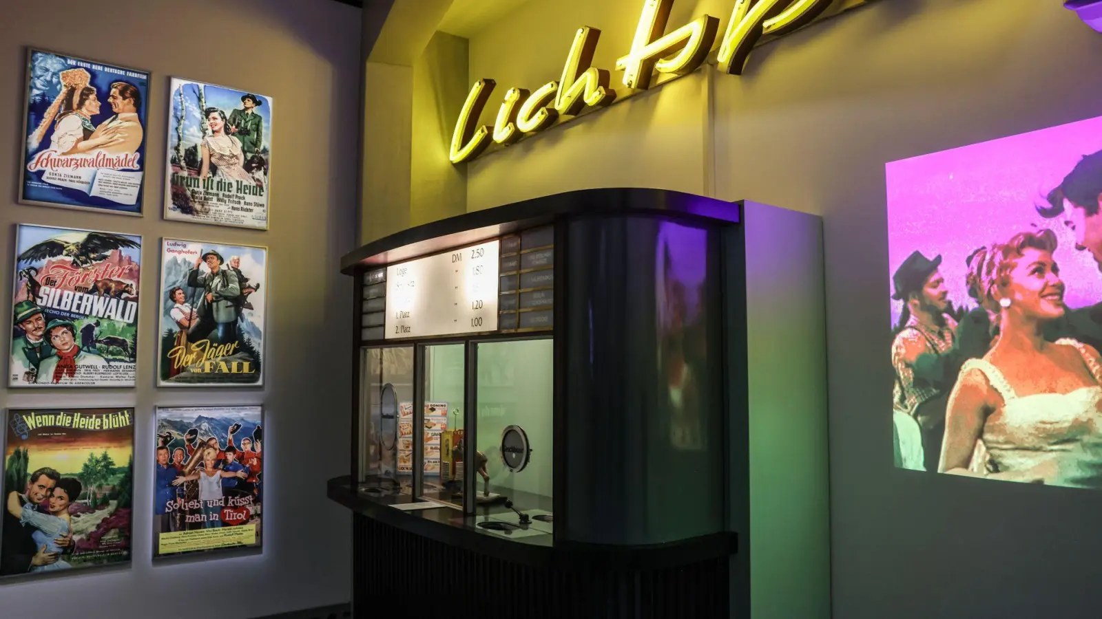 So sahen mal Kinokassen aus: Das Haus der Geschichte präsentiert einen neuen Blick auf die deutsche Geschichte. (Foto: Oliver Berg/dpa)