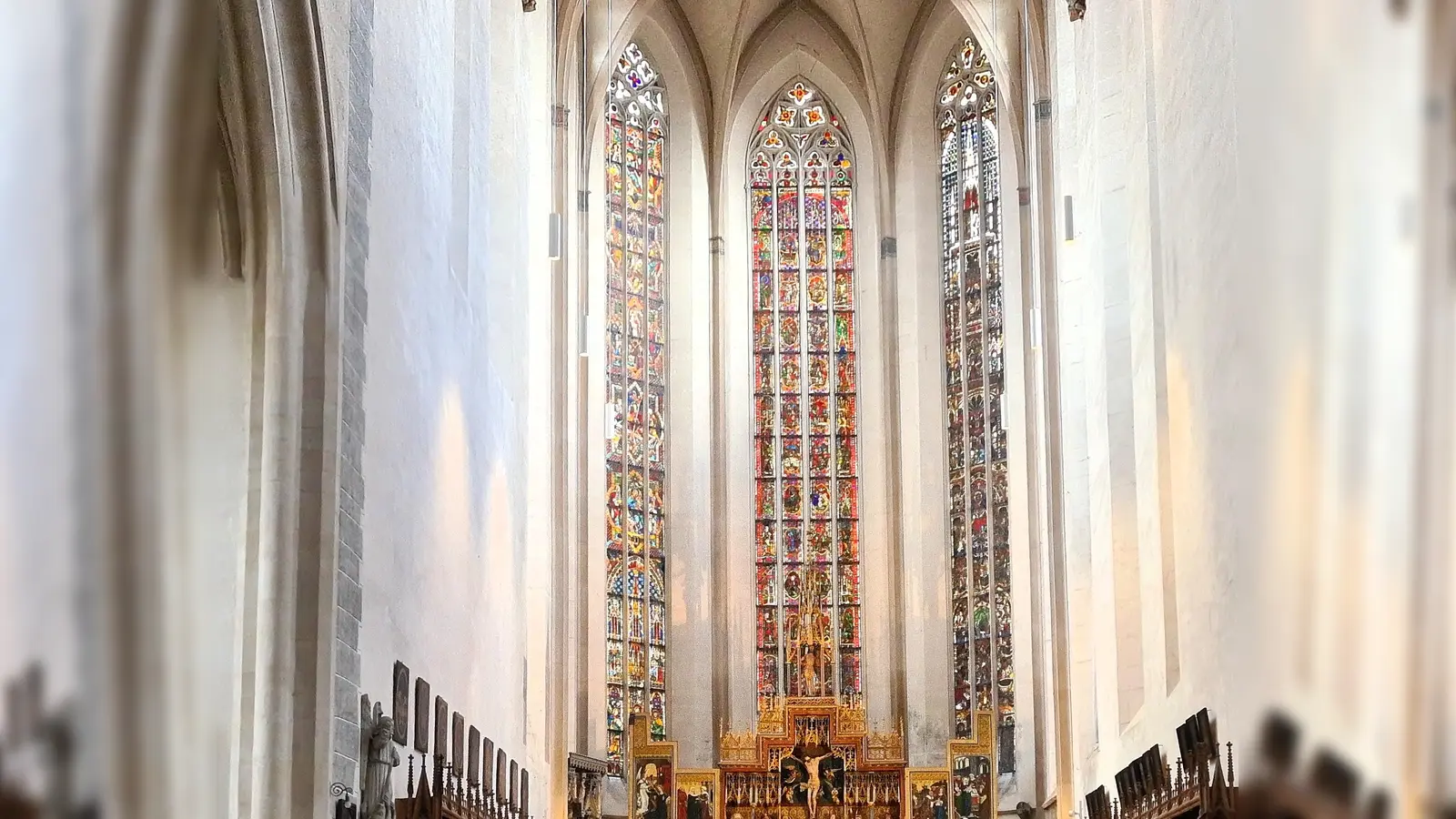 Je nach Lichteinfall sorgen sie für unterschiedliche Stimmungen: die Glasfenster in der St.-Jakobs-Kirche (Foto: Margit Schwandt)