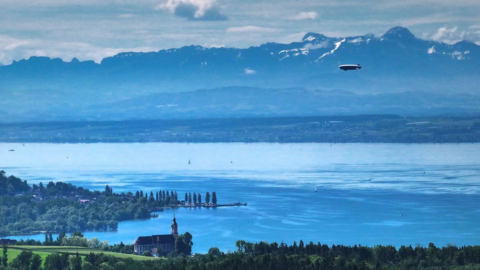 Bei der Seethermie wird Wasser aus einer Tiefe von 20 bis 40 Metern aus dem Bodensee entnommen und für Heizsysteme zur Verfügung gestellt. (Archivbild) (Foto: Felix Kästle/dpa)