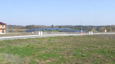 Durch die Umsetzung des Regenrückhaltebeckens in den südöstlichen Bereich des Areals ist es möglich, im nordöstlichen Bereich unweit der Photovoltaik-Freiflächenanlage mehr Platz für Wohnraum zu schaffen. (Foto: Jasmin Kiendl)