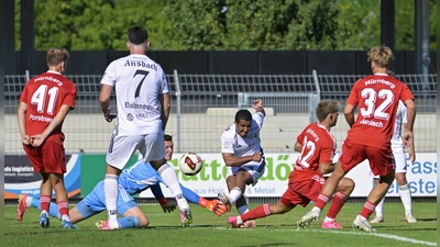 Tyron Ken Mata (Mitte in Weiß) erzielt das 1:1 für Ansbach, Club-Torwart Jan Reichert ist chancenlos. (Foto: Martin Rügner)