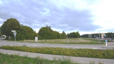 Groß ist das Areal für ein Feuerwehreinsatzgebäude und die Grundschule. Dennoch ergeben sich bei der Planung Zwangspunkte, wie es im Wilburgstettener Rat hieß. (Foto: Peter Tippl)