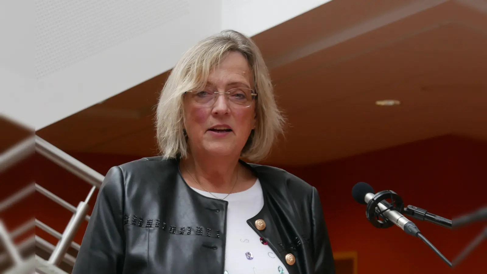 Die scheidende Schulamtsleiterin Brigitte Limbacher ergriff nach zahlreichen Lobesworten auch selbst das Wort. (Foto: Ulli Ganter)