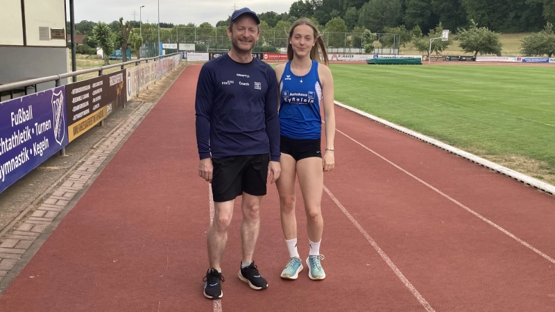 Sanja Kropf (17) mit ihrem Trainer Simon Meyer auf der Sportanlage des TSV Burghaslach. (Foto: Astrid Pirner)