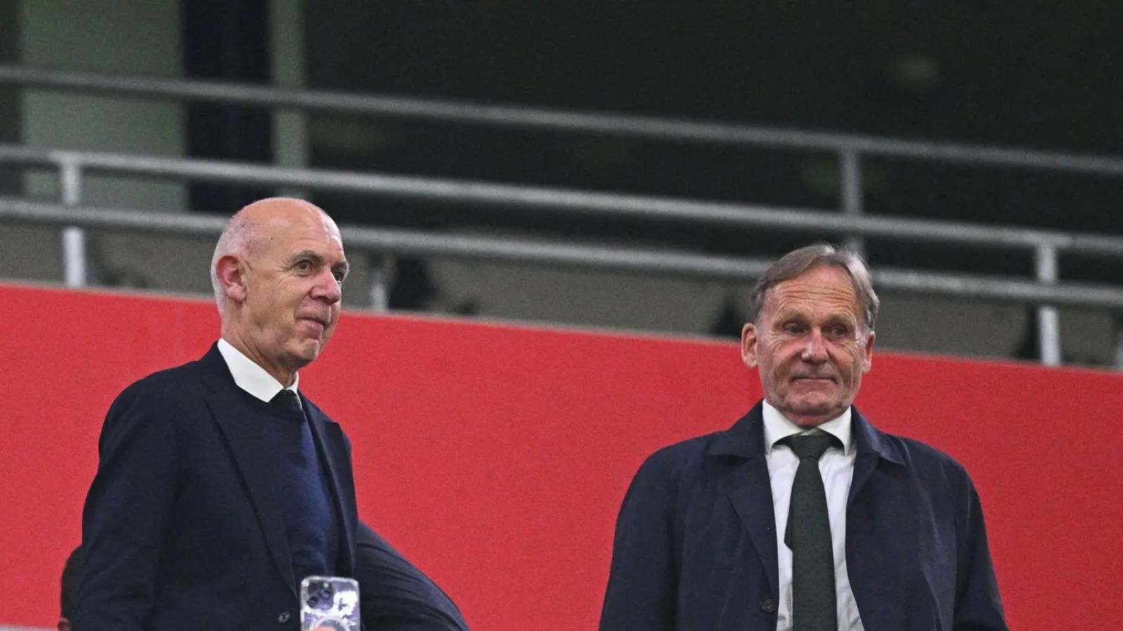 Bernd Neuendorf und Hans-Joachim Watzke (r) sprechen sich gegen Gianni Infantino aus. (Archivbild) (Foto: Tom Weller/dpa)