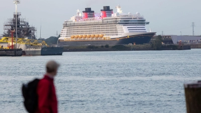 Die „Disney Dream“ läuft den Hamburger Hafen erstmals anlässlich einer Reise an. (Foto: Bodo Marks/dpa)