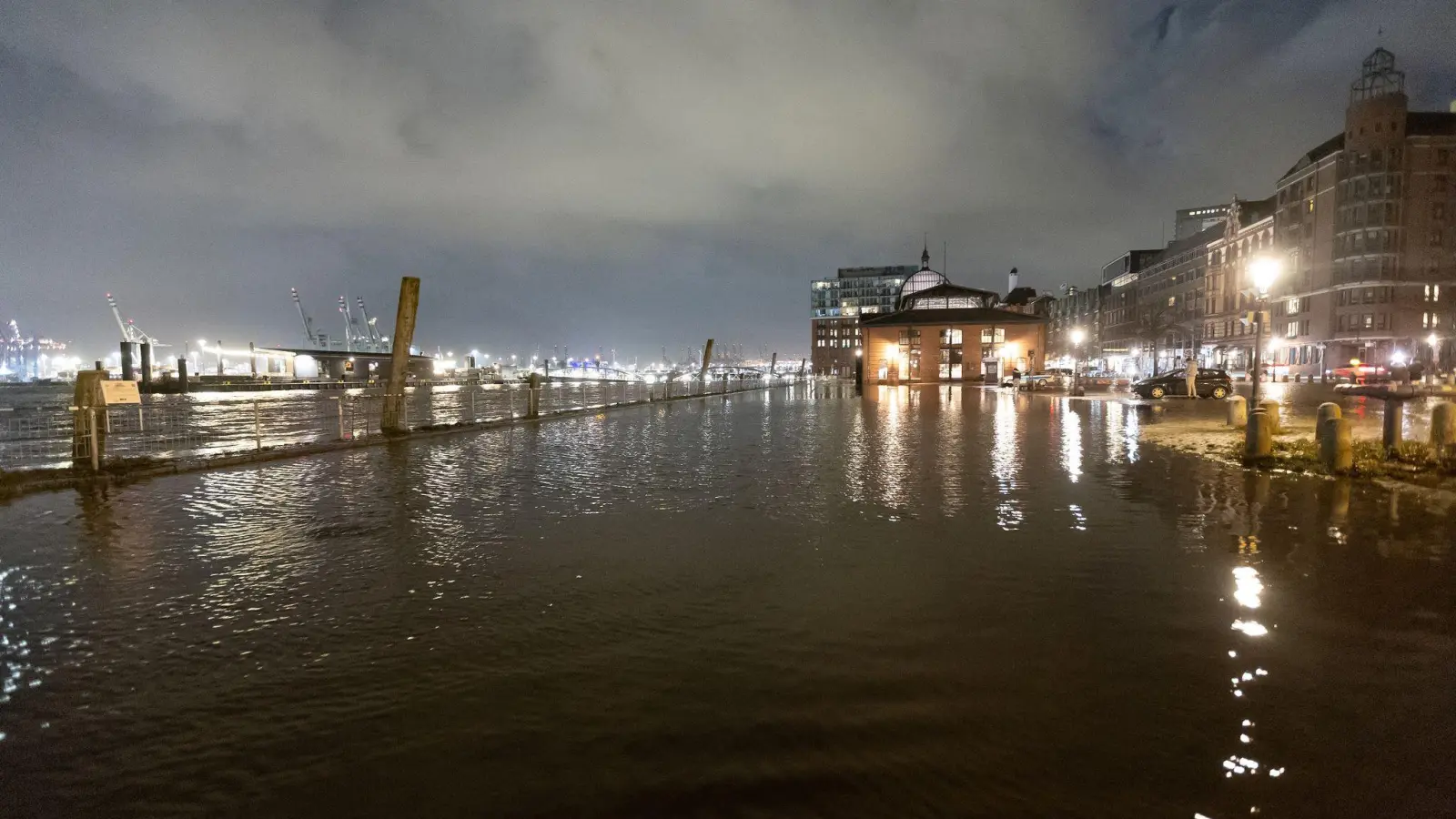 Das Wasser der Elbe flutete in der Nacht den Hamburger Fischmarkt. (Foto: Bodo Marks/dpa)