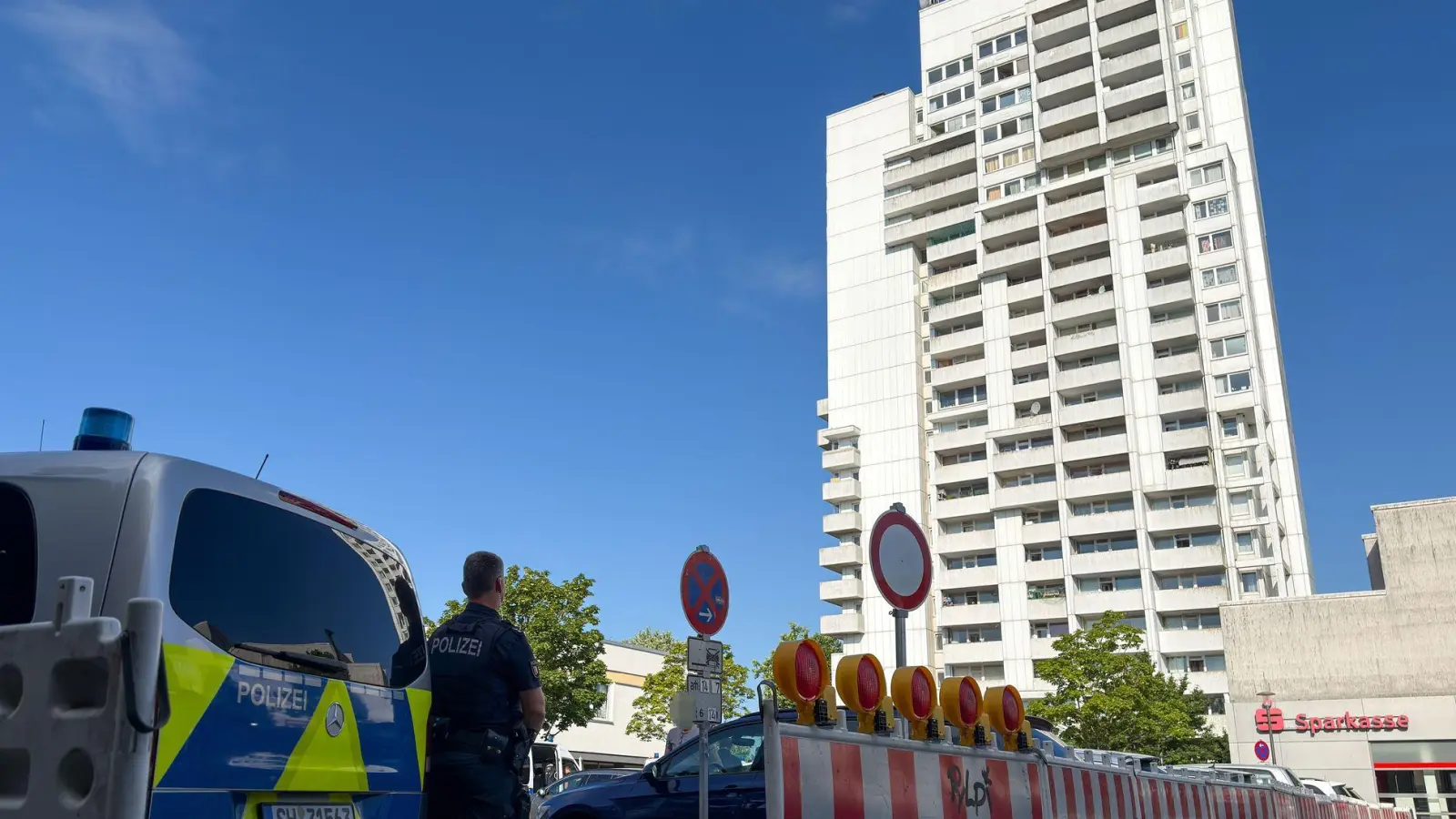 In einem Kieler Hochhaus haben Einsatzkräfte eine DNA-Reihenuntersuchung vorgenommen. (Foto: Bodo Marks/dpa)
