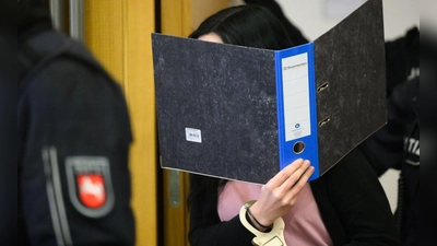 Eine 27-jährige Frau muss für einen Mordversuch mit Ameisensäure für zwölf Jahre in Haft. (Archivbild) (Foto: Julian Stratenschulte/dpa)