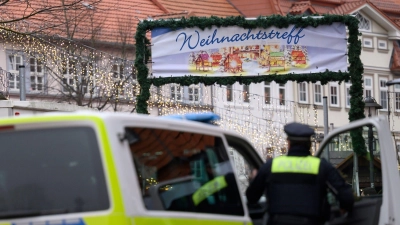 Der Weihnachtsmarkt sei in Absprache mit den Veranstaltern wieder geöffnet, teilte eine Sprecherin der Polizei auf Nachfrage mit. (Foto: Swen Pförtner/dpa)