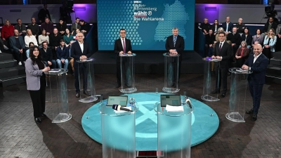 In der SWR-„Wahlarena“ trafen die sechs Spitzenkandidatinnen und Spitzenkandidaten der Parteien mit Aussicht auf Sitze im Landtag aufeinander.  (Foto: Bernd Weißbrod/dpa)