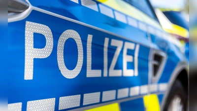 Ein 74-jähriger Motorradfahrer ist bei einem Unfall nahe Pfofeld im Landkreis Weißenburg-Gunzenhausen tödlich verletzt worden. (Symbolbild) (Foto: David Inderlied/dpa)