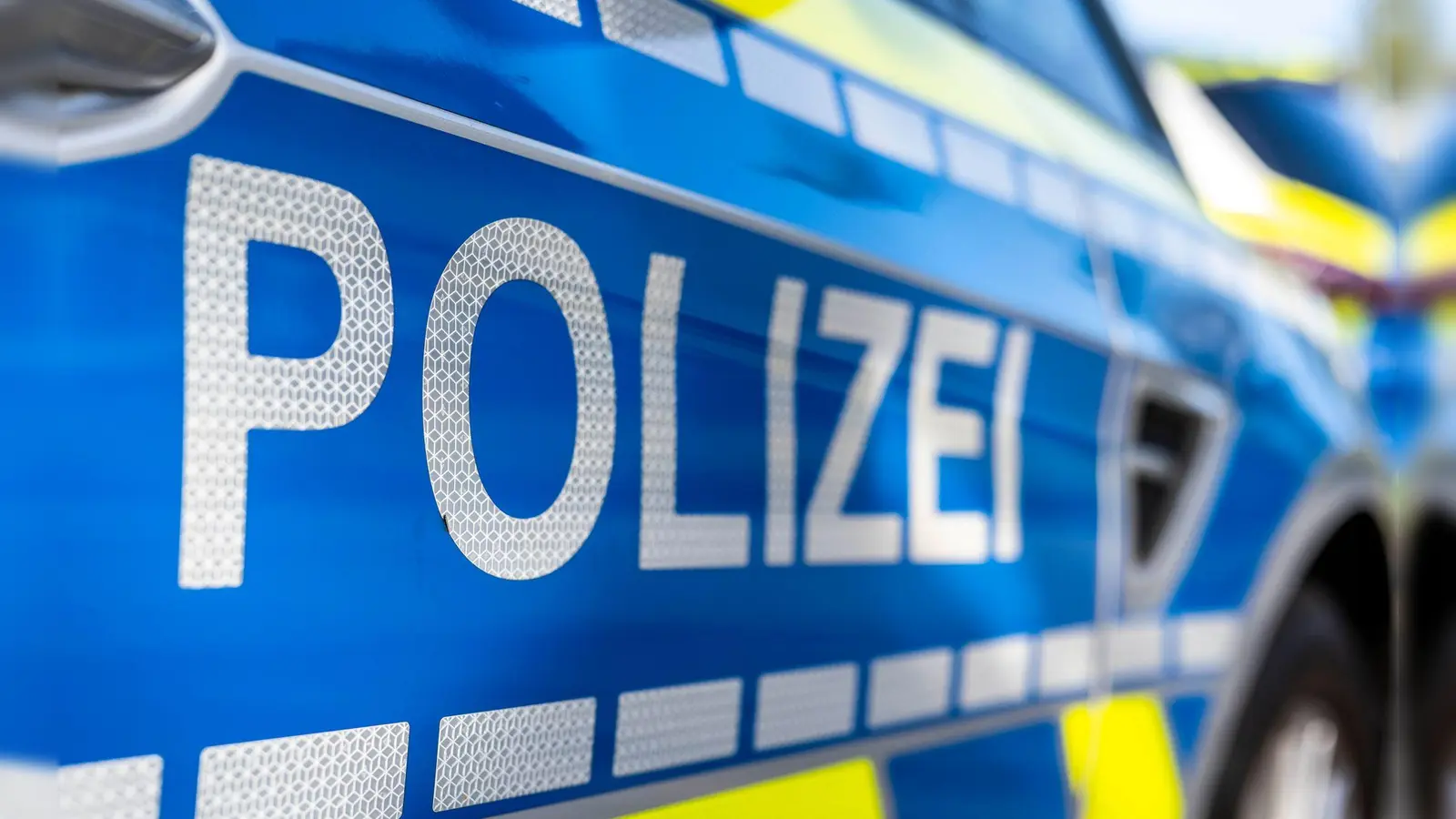 Ein 74-jähriger Motorradfahrer ist bei einem Unfall nahe Pfofeld im Landkreis Weißenburg-Gunzenhausen tödlich verletzt worden. (Symbolbild) (Foto: David Inderlied/dpa)