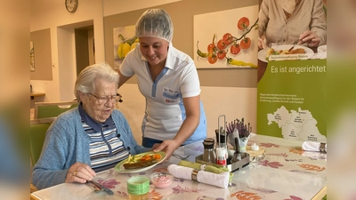 Eva-Marie Kolb ist die Küchen- und Hauswirtschaftsleiterin im Caritas Seniorenheim St. Marien. Sie hat das Coaching Seniorenverpflegung erfolgreich abgeschlossen und dafür eine Urkunde erhalten. (Foto: Lisa-Maria Liebing)