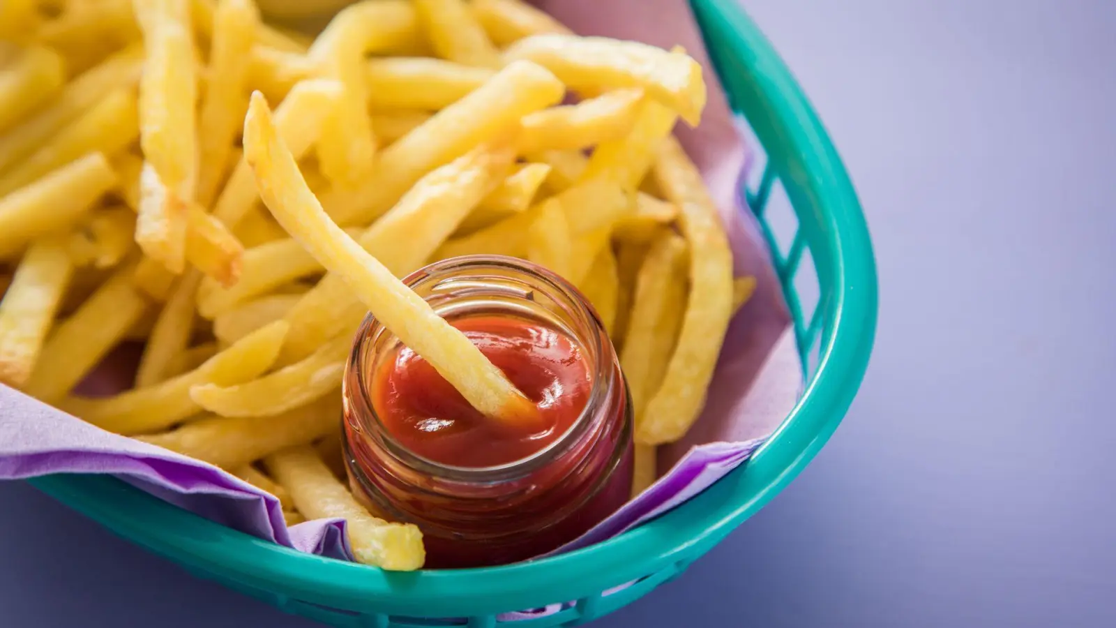 Große Auswahl, wenige Spitzenreiter: Von 23 getesteten Ketchups schneiden nur zwölf mit „gut“ ab, darunter auch günstige Eigenmarken. (Foto: Christin Klose/dpa-tmn)
