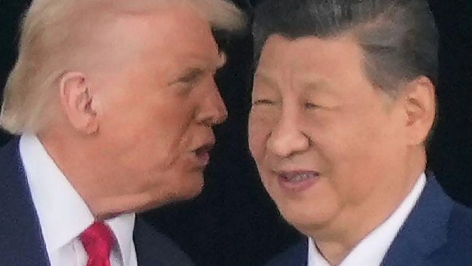 Die USA und China rivalisieren um die globale Vormacht. Für Bayerns Industrie ist die Wirtschaftspolitik beider Großmächte gleichermaßen unerfreulich. (Symbolbild) (Foto: Mark Schiefelbein/AP/dpa)