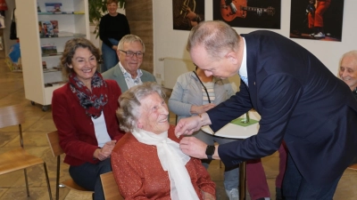 Lina Glatz freute sich sehr, als Oberbürgermeister Thomas Deffner ihr den Orden anheftete. (Foto: Andrea Walke)
