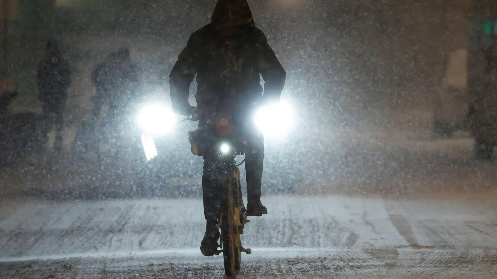 Auch in Lille fahren die Busse am Morgen nicht. (Foto: Jean-Francois Badias/AP/dpa)