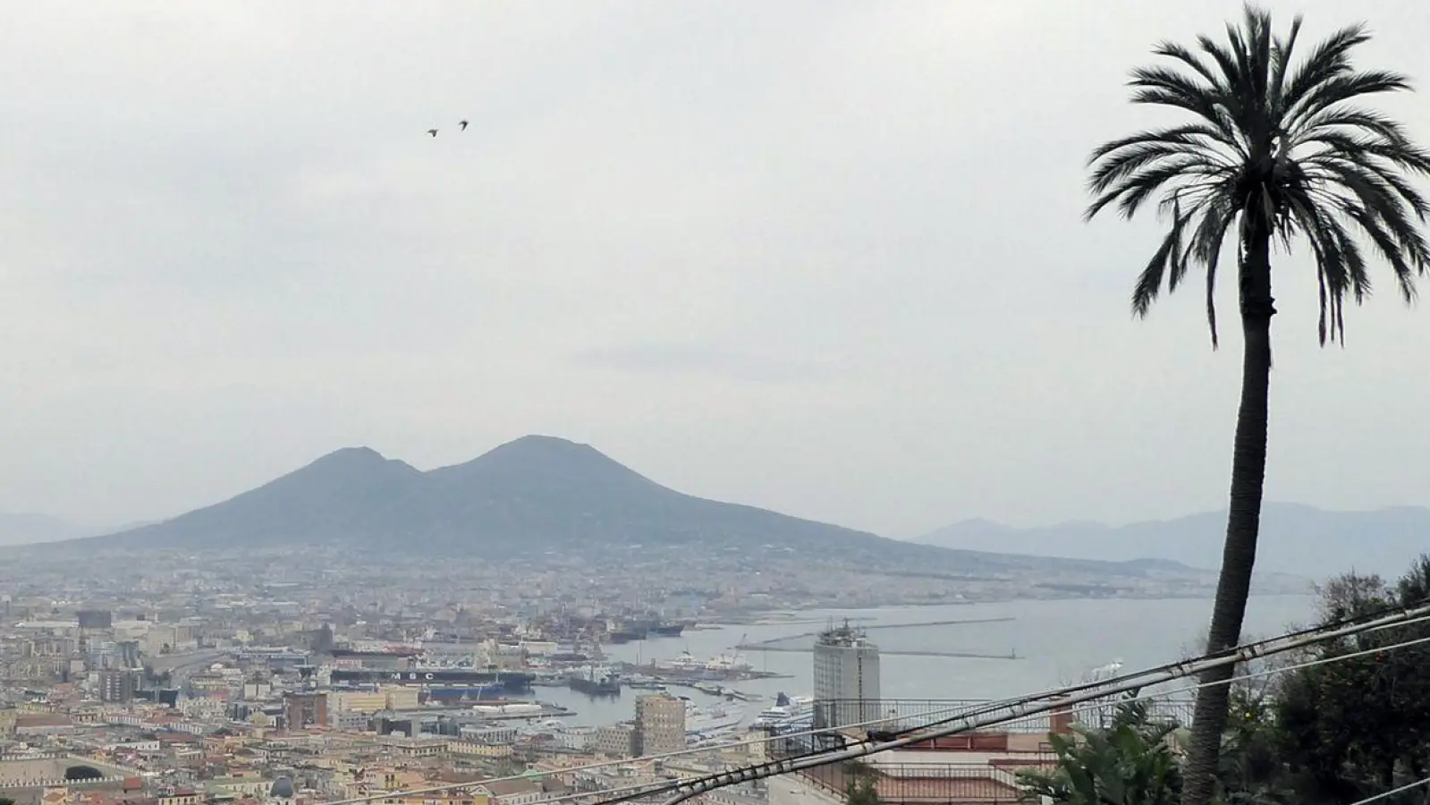 Blick vom Castel Sant&#39;Elmo auf die Stadt und den Vulkan Vesuv. (Foto: Alexandra Stahl/dpa-tmn/dpa)