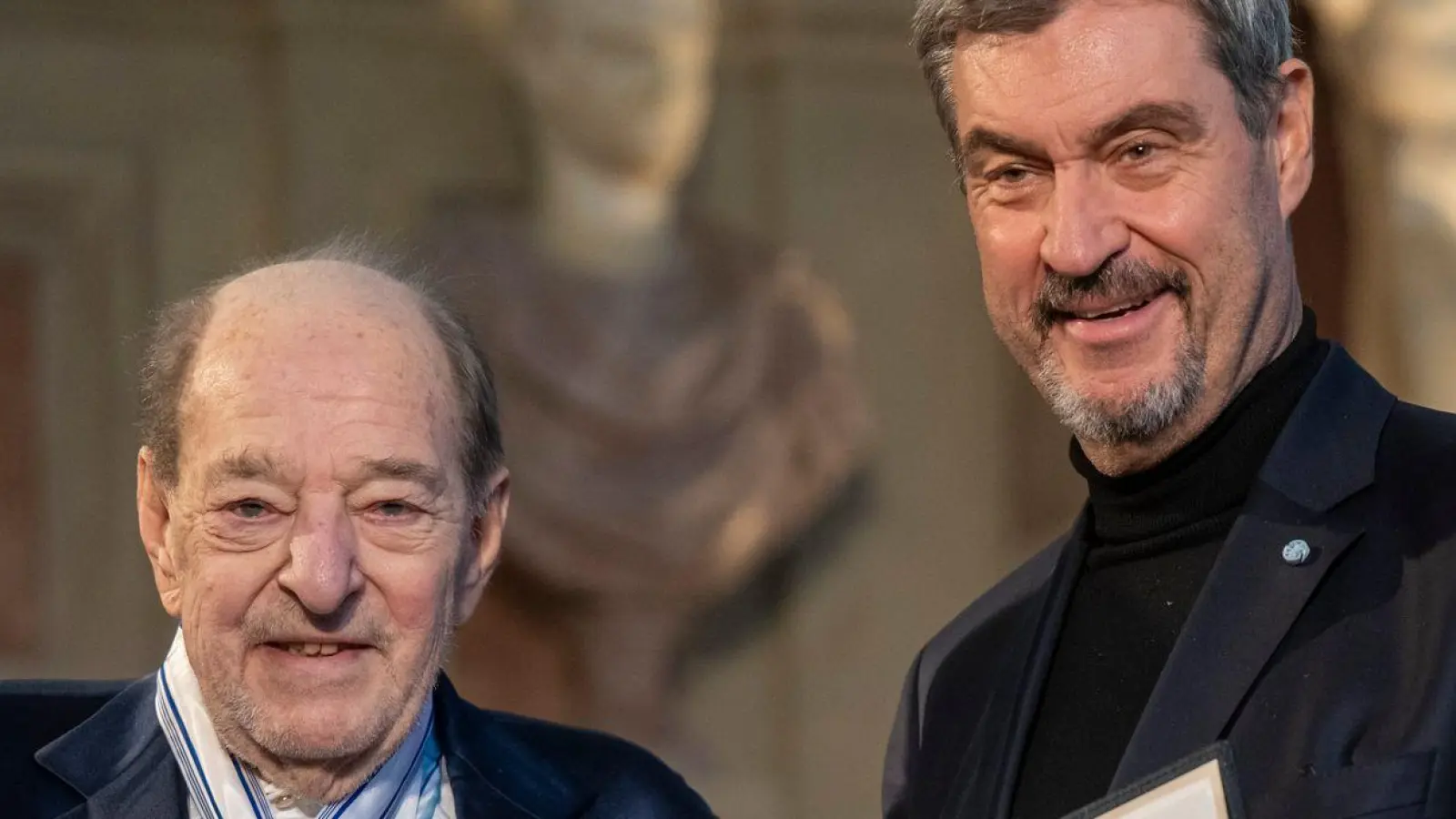 Der Komponist Ralph Siegel erhält den Bayerischen Maximiliansorden.  (Foto: Peter Kneffel/dpa)