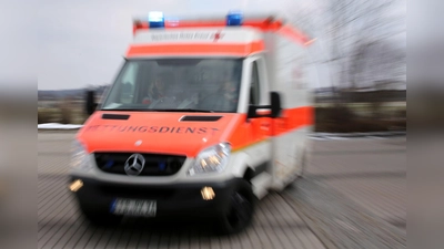 Der Rettungsdienst brachte den Schwerverletzten in ein Krankenhaus. (Symbolbild) (Foto: Stephan Jansen/dpa)