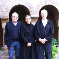 Freuen sich auf die Kreuzgangspiele im kommenden Jahr (von rechts) Intendant Johannes Kaetzler, Kulturbüroleiterin und Dramaturgin Dr. Maria Wüstenhagen und Bürgermeister Dr. Ulrich Grünwald. (Foto: Jasmin Kiendl)