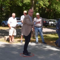 Bürgermeister Thomas Schmitt (Mitte) gewann das Eröffnungsspiel auf der neuen Boule-Bahn am Uffenheimer Festplatz. (Foto: Gerhard Krämer)