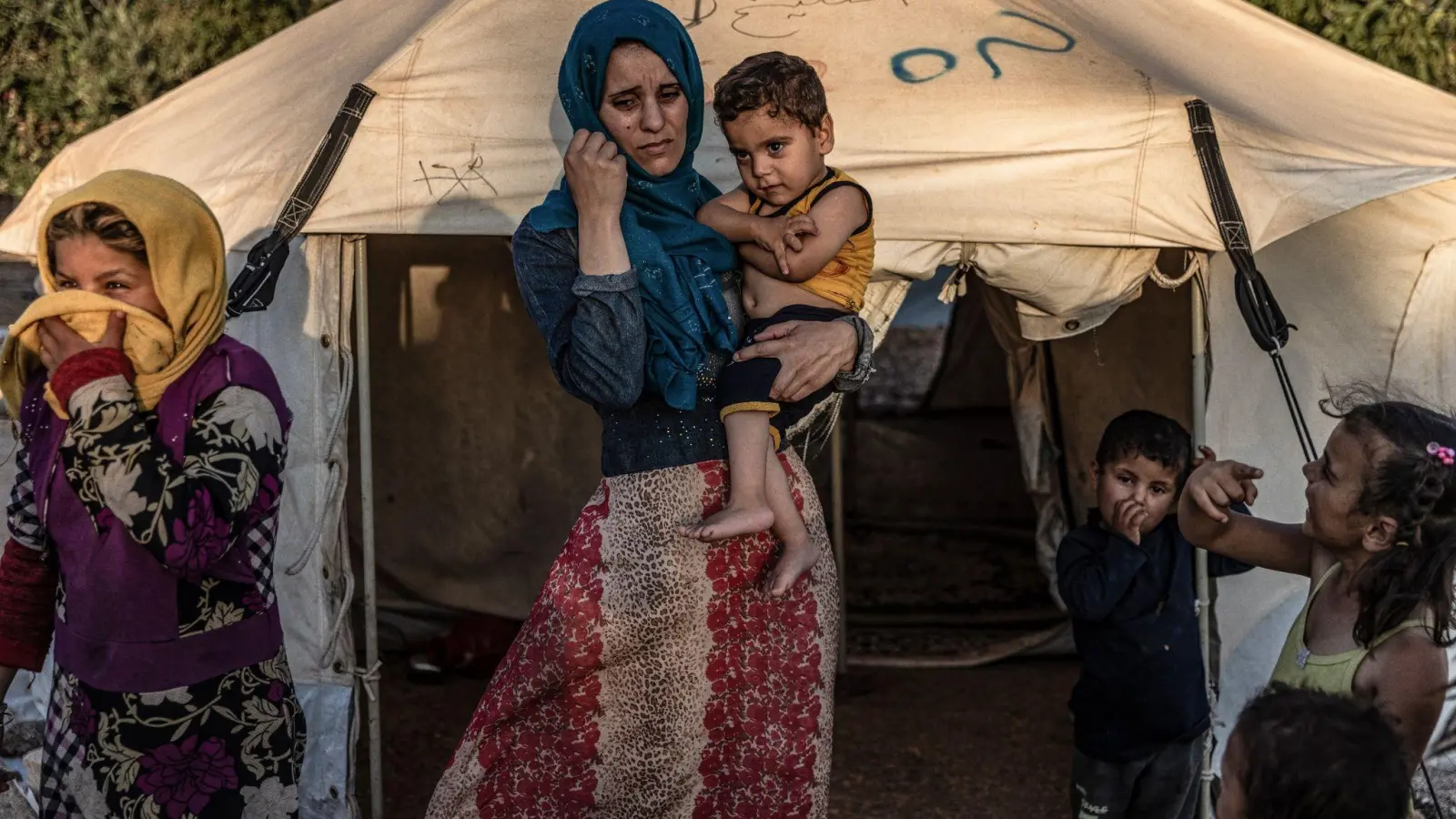 Eine Frau und ihr gelähmtes Kind im syrischen Aleppo sind nach dem jüngsten Erdbeben in einer Notunterkunft untergebracht. (Foto: Anas Alkharboutli/dpa)