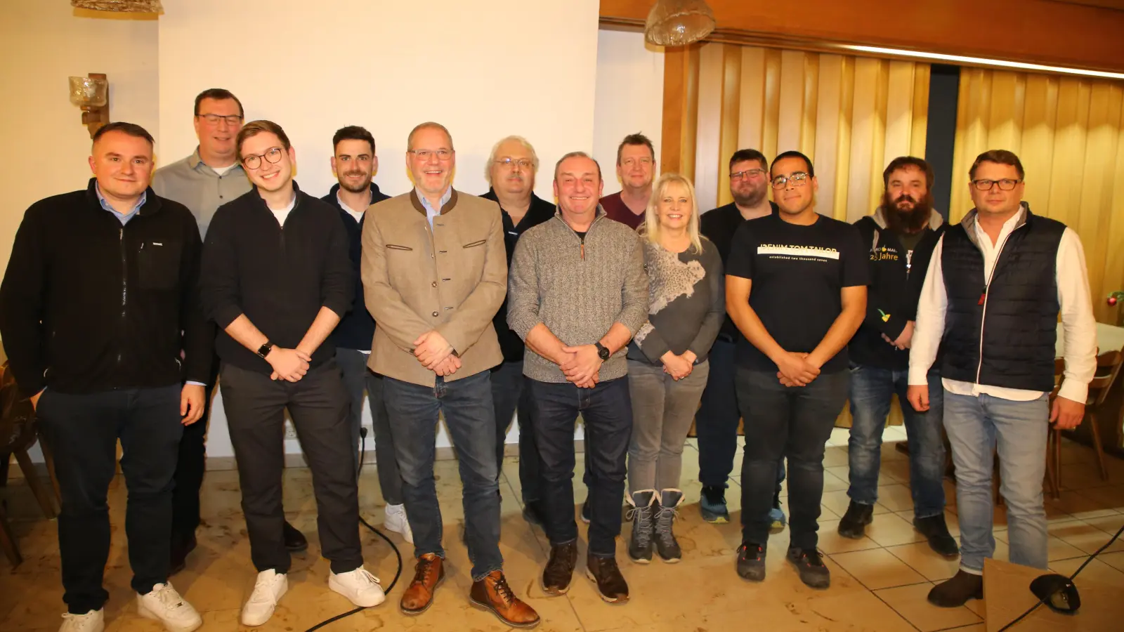 Die Kandidierenden für den Marktgemeinderat Flachslanden von CSU und Bürgerblock gehen mit dem gemeinsamen Bürgermeisterkandidaten Hubert Bodächtel (Fünfter von links) in die Wahl. (Foto: Alexander Biernoth)