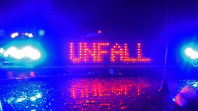 Beim Zusammenstoß wurde der E-Scooter nicht beschädigt, jedoch wurde die Autotür des Autos verkratzt. (Symbolbild: Stefan Puchner/dpa/Symbolbild)