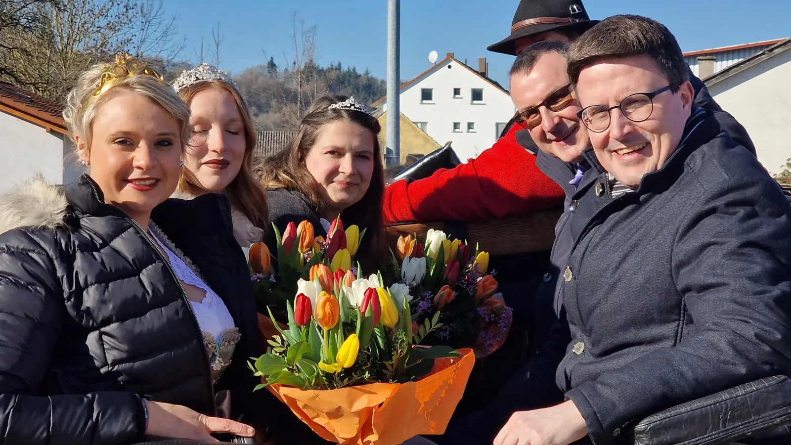 Auch im Winter stehen Termine an, zuletzt beim Creglinger Pferdemarkt. Das dort entstandene Foto zeigt Verena Dreher mit Rosenkönigin Sarina Kellenbenz, der Taubertäler Weinprinzessin Mareike Fries, Bürgermeister Uwe Hehn und Landrat Christoph Schauder (von links).  (Foto: Verena Dreher (Selfie))