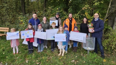 Stolz, dass ihre Anregung umgesetzt wurde, sind die Kinder aus dem Wiedersbacher Waldkindergarten. Präsentiert wurde das Projekt von Bürgermeister Markus Liebich, Kindergartenleiterin Kerstin Muller, Förster Michel Reingruber und dem städtischen Klimaschutzbeauftragten Gerald Ulrich (von rechts). (Foto: Wolfgang Grebenhof)