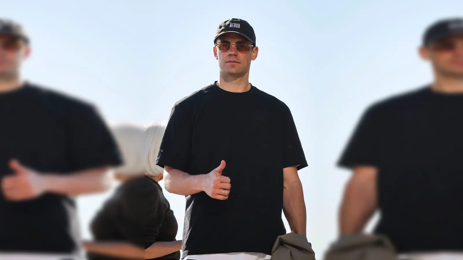 Daumen hoch am Strand: Wird dieses Zeichen von Manuel Neuer in Chicago auch für die WM-Generalprobe gegen die USA gelten?  (Foto: Christian Charisius/dpa)