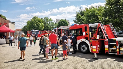 Die insgesamt 14 Fahrzeuge der Feuerwehr wurden über den Hof verteilt. Interessierte konnten darin Platz nehmen und sich über die technische Bestückung informieren. (Foto: Jürgen Binder)
