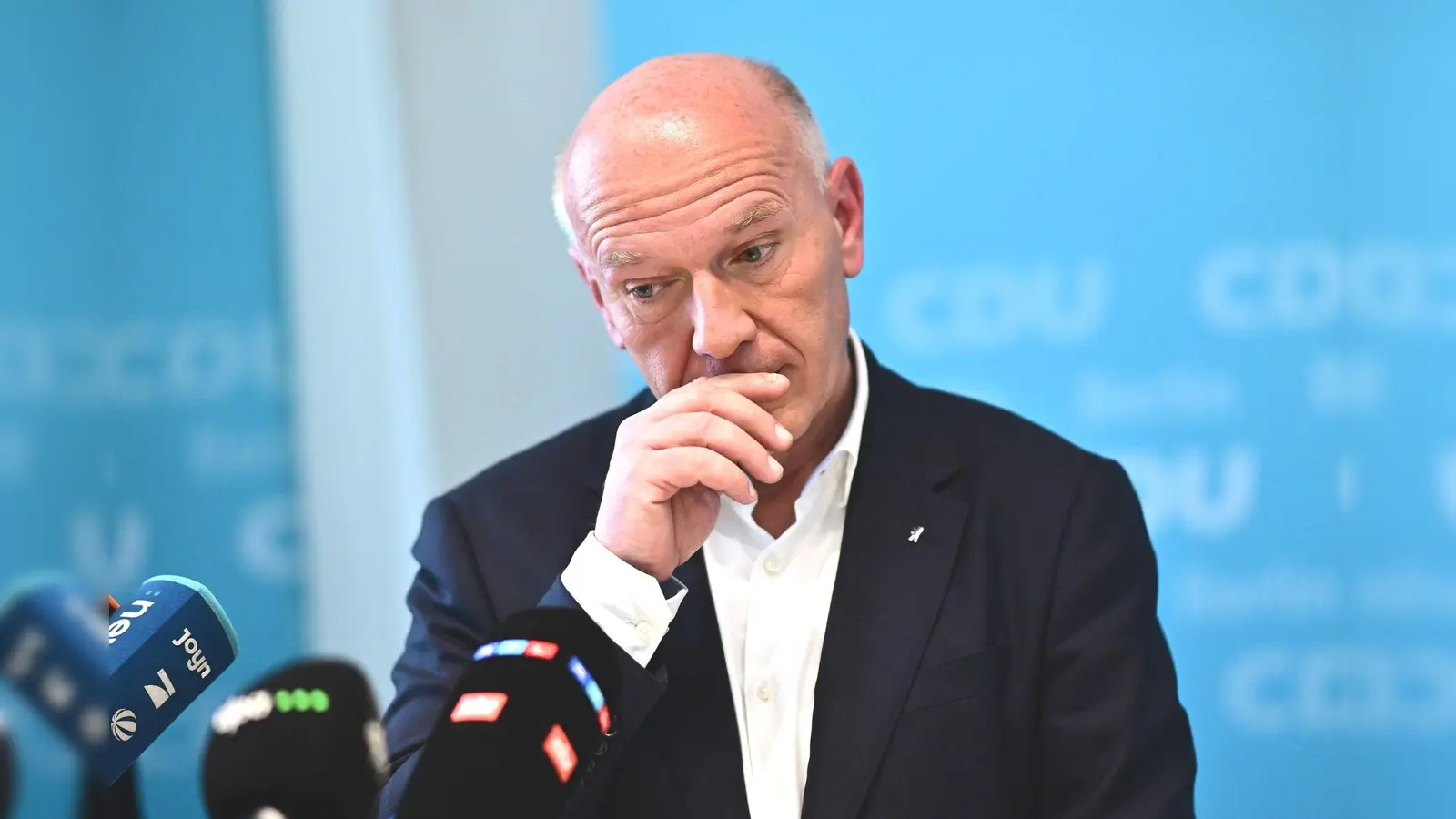 Berlins Regierender Bürgermeister Kai Wegner (CDU) gibt bekannt, dass er nicht mehr als CDU-Spitzenkandidat für die Abgeordnetenhauswahl antreten wird. (Foto: Fabian Sommer/dpa)