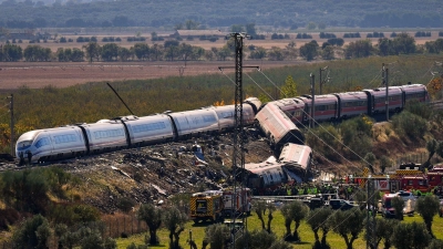 Bei dem Unfall gab es neben den Todesopfern rund 50 Schwerverletzte. (Foto: Manu Fernandez/AP/dpa)