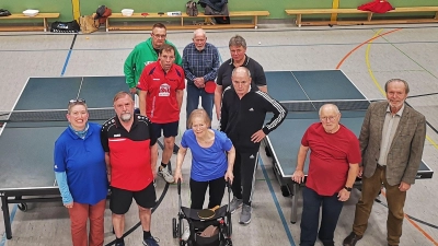 Die Testeinheiten liefen viel versprechend. Die Rothenburger Gruppe für PingPongParkinson (PPP) wird sich weiterhin jeden Montagabend ab 18 Uhr in der Halle neben der Real- und der Grundschule treffen. Das Foto zeigt Initiatorin Doris Audestad mit Tischtennis-Abteilungsleiter Roland Vogt (von links) und einigen Teilnehmenden. Auch TSV-Vorsitzender Dieter Kölle (rechts) schaute vorbei und war begeistert. (Foto: Jürgen Binder)